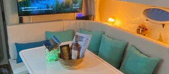 Une nuit de rêve surun Bateau au quai d'honneur....