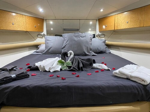 Une nuit de rêve surun Bateau au quai d'honneur....