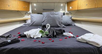 Une nuit de rêve surun Bateau au quai d'honneur....