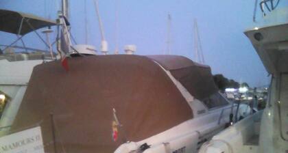 Une nuit de rĂȘve surun Bateau au quai d'honneur....