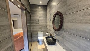 Suite Studio Luxe, 1 très grand lit, douche accessible en fauteuil roulant, salle de bains attenante | Salle de bain