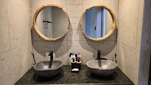 Chambre Double Supérieure, 1 très grand lit, salle de bains attenante, vue jardin | Salle de bain