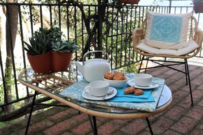 Outdoor dining - BLURAITO AMALFI COAST (VIETRI SUL MARE)