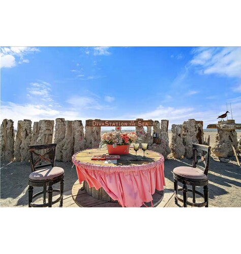 Tremendous 2-bedroom cottage with AC in charming Bombay