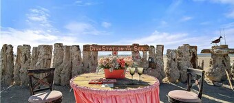 Tremendous 2-bedroom cottage with AC in charming Bombay