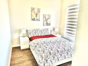 3 bedrooms, iron/ironing board, WiFi, bed sheets - Modern 3 bed, 2 bath townhouse. (Vaughan)