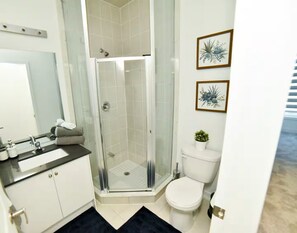 Shower, hair dryer, towels, soap - Modern 3 bed, 2 bath townhouse. (Vaughan)