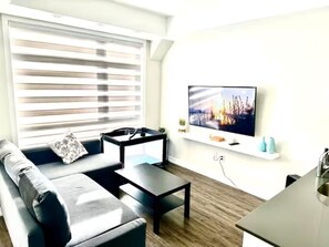 Living area - Modern 3 bed, 2 bath townhouse. (Vaughan)