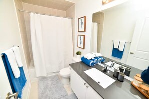 Bathroom - Modern 3 bed, 2 bath townhouse. (Vaughan)