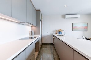 Refrigerador, microondas, parrilla de estufa y cafetera y tetera 