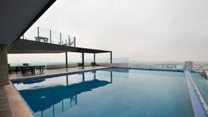 A rooftop infinity pool with a clear view of the city skyline. - ¡Moderno y de lujo! - Fundidora, Cintermex, arena (Monterrey)