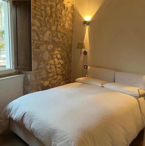 4 bedrooms, WiFi, bed sheets - Lodge of Rocks (Rocca Pia)