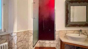 Dusche, Haartrockner, Bidet, Handtücher