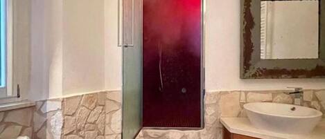 Douche, séchoir à cheveux, bidet, serviettes fournies