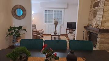 Televisión y chimenea