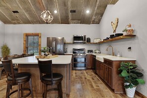 Fridge, microwave, oven, stovetop - Labby's Homestead Barndominium (Hermann)
