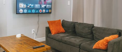 公寓, 多张床, 厨房, 泳池景观 (Harbor by the Sea #2) | 起居区