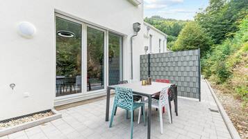 Appartamento Superior, vista giardino | Ristorazione all'aperto