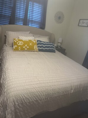 4 bedrooms, iron/ironing board, WiFi - KC World Cup Hot Tub, Outdoor TVs, Gym, 15 Min to Stadium. (Kansas City)