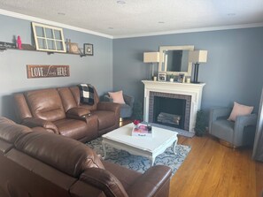 TV, fireplace - KC World Cup Hot Tub, Outdoor TVs, Gym, 15 Min to Stadium. (Kansas City)