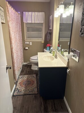 Hair dryer, towels, soap, toilet paper - KC World Cup Hot Tub, Outdoor TVs, Gym, 15 Min to Stadium. (Kansas City)
