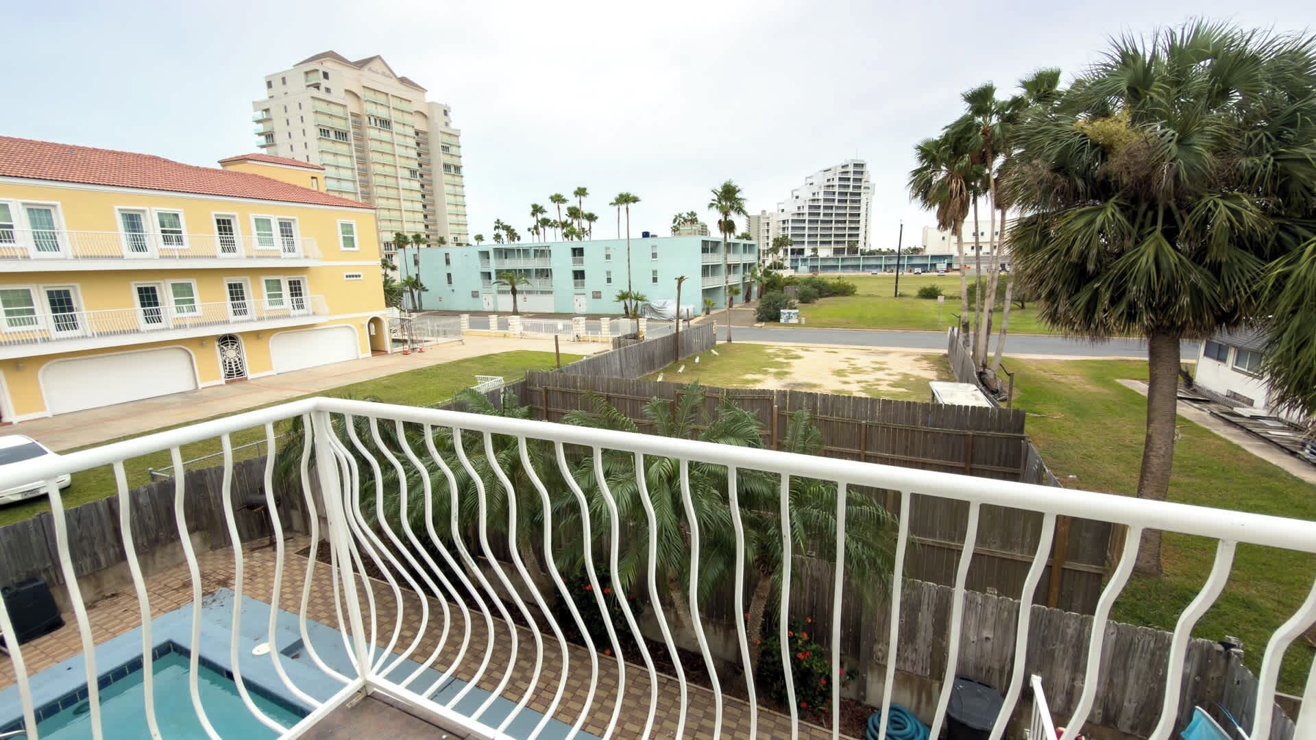 Appartement, Plusieurs lits, balcon, vue sur la piscine (Harbor by the Sea #3) | Vue de la chambre