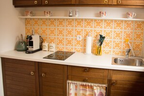 Refrigerador, parrilla de estufa, cafetera y tetera y tetera eléctrica