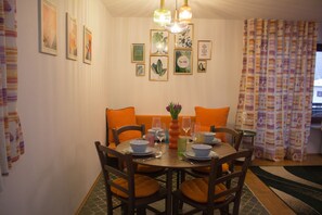 Dining - "Retro-Chic Alpenblick" vacation apartment - near the fairytale park, right in the hiking area (Schleching)