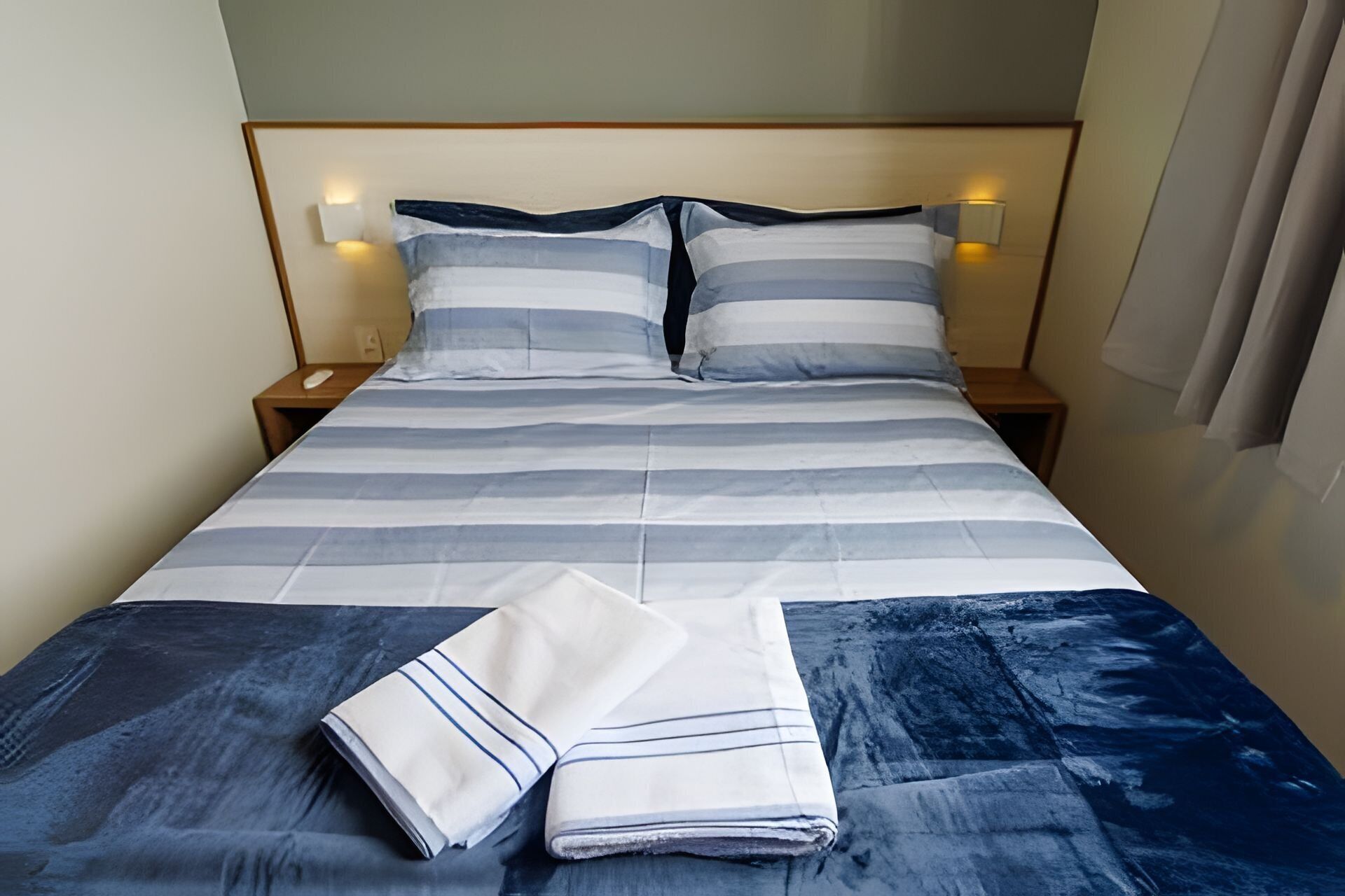 Apartamento | Cortinas blackout, ferros/tábuas de passar roupa, Wi-Fi de cortesia