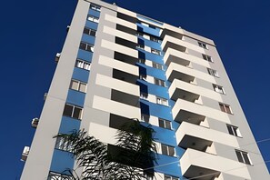 A high-rise building with multiple balconies and windows. - Curta Praia do Quilombo - Lunata (Penha)