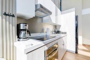 Fridge, microwave, oven, stovetop - Lujoso Departamento con doble altura, 3 recámaras y 2 pisos en zona La Purísima (Monterrey)