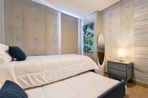 Ein Schlafzimmer mit Bett, Nachttisch und einem Bild an der Wand.