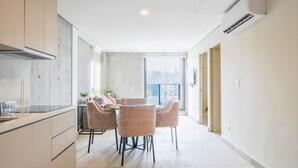 Uma cozinha moderna com área de jantar, janelas amplas e vista para a cidade.