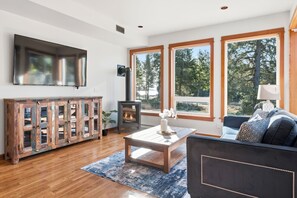 Smart TV, fireplace - Oceanview Suite by Lighthouse! • The Bell & Whistle (Ucluelet)