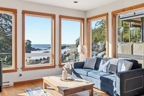 Smart TV, fireplace - Oceanview Suite by Lighthouse! • The Bell & Whistle (Ucluelet)