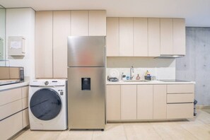 Kühlschrank, Mikrowelle, Herdplatte, Wasserkocher mit Kaffee-/Teezubehör