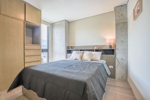 Escritorio, tabla de planchar con plancha, wifi y ropa de cama