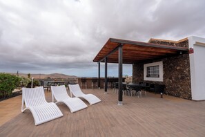 屋外ダイニングエリア