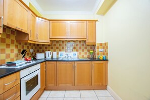 Private kitchen - Lovely Townhouse by Shortstays (Galway)