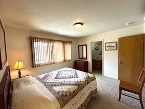 3 bedrooms, iron/ironing board, travel cot, free WiFi - Rocky Cliff 3 bedroom/2 bath home located in the town of Hill City! (Hill City)