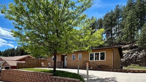 Exterior - Rocky Cliff 3 bedroom/2 bath home located in the town of Hill City! (Hill City)