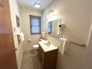 Shower, hair dryer, towels, soap - Rocky Cliff 3 bedroom/2 bath home located in the town of Hill City! (Hill City)