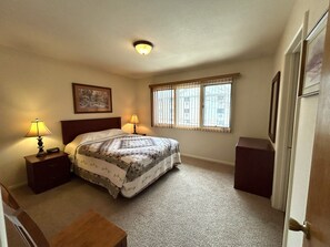 3 habitaciones, tabla de planchar con plancha y cuna de viaje 