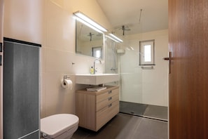 Shower, towels - Irislaan 29 | Modern Holiday Home with Large Garden in Oostkapelle (Oostkapelle)