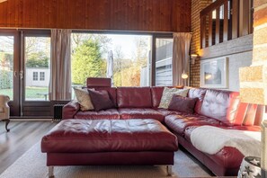 TV, offices - Irislaan 29 | Modern Holiday Home with Large Garden in Oostkapelle (Oostkapelle)