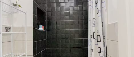Serviettes fournies, savon, shampoing, papier toilette