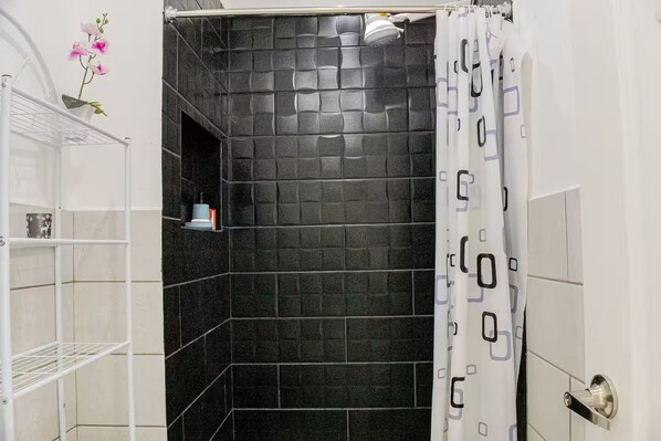 Serviettes fournies, savon, shampoing, papier toilette