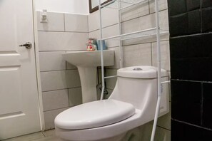 Bathroom - cómodo Loft en el centro de Quetzaltenango a do cuadras del parque central (Quetzaltenango)