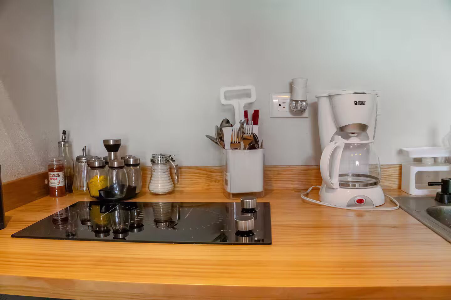 Refrigerador, microondas, placa de cocina, lavavajillas