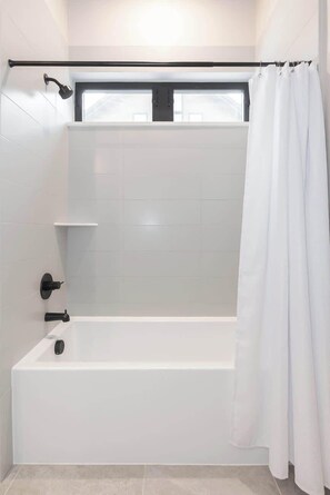 Douche, sèche-cheveux, serviettes fournies, savon